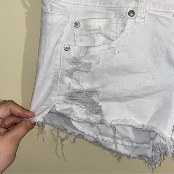 AMERICAN EAGLE white distressed denim shorts 10 - Picture 6 of 6